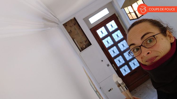 Célia Paris, artisane peintre, sur un de ses chantiers en vallée d'Ossau.